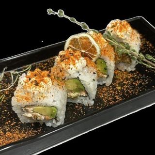 Salmón cocido y aguacate cubierto de queso crema