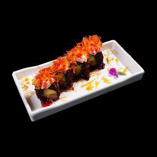 Arroz negro cubierto de boniato