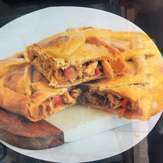 Ración Entera De Empanada Casera De Pollo Asado