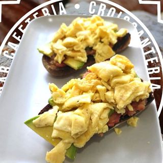 TOSTADA HUEVO Y AGUACATE