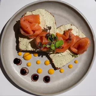 Smoked salmon toast