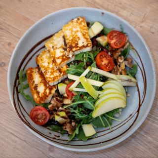 Grilled halloumi salad