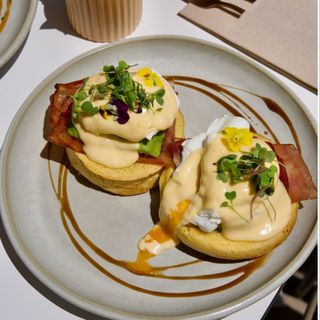 Eggs benedict