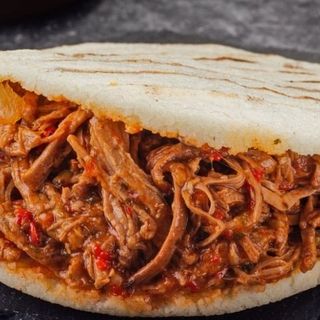 Arepa de ternera mechada y queso