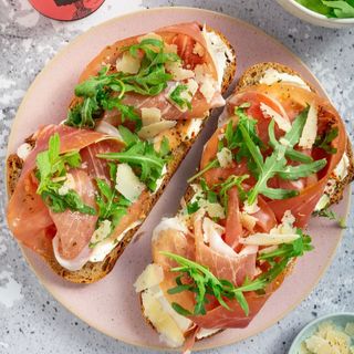 Tostada de jamón y tomate