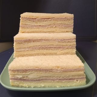 Sándwich de Miga de Jamón y Queso de 4 pisos