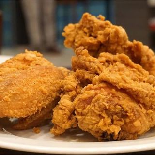 Pollo Entero Broaster + Papas + Ensalada + Cremas