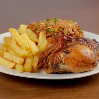 Mostrito Brasa ¼ De Pollo + Arroz Chaufa + Papas Fritas