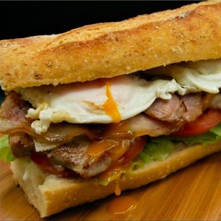 Chivito Fuego XL – Lomo jugoso con huevo, bacon y queso fundido