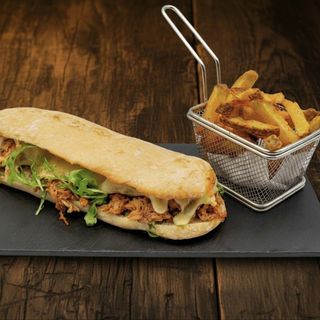 Bocadillo de pulled de pollo