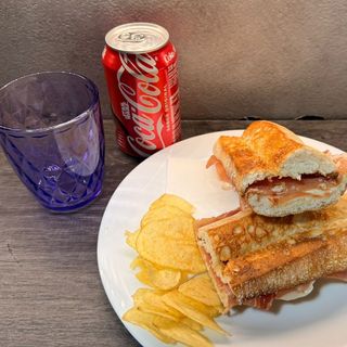 Bebida + Bocadillo Frío