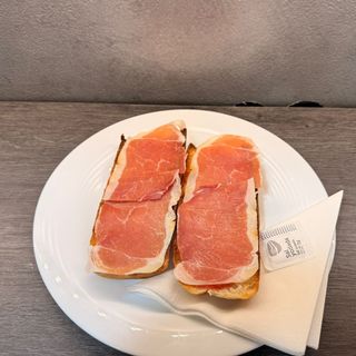 Tostadas De Barra Con Embutido