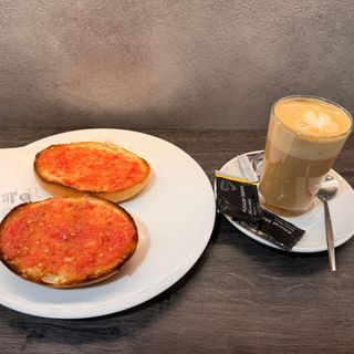 Café + Tostadas Con Tomate