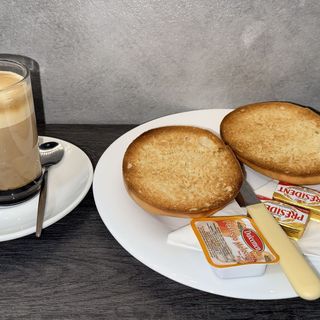 Café + Tostadas Con Mantequilla Y Mermelada