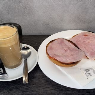 Café + Tostadas Con Tomate Y Embutido