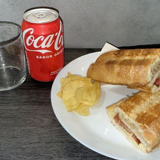 Bebida + Bocadillo Caliente