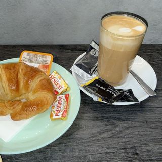 Café + Croissant Con Mantequilla Y Mermelada
