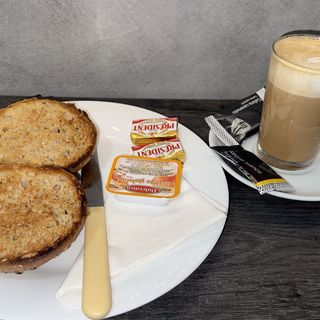 Café + Tostadas Integral Con Tomate O Mantequilla