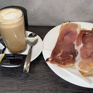 Café + Tostadas Integral Y Embutido