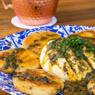 Queso con arepitas 