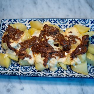 PATATAS CON PULLED PORK Y QUESO
