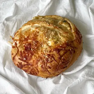 Brioche de tres quesos (Feta, emmental, queso crema)