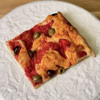 Focaccia de tomate y olivas