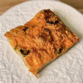 Focaccia de jalapeño y queso cheddar
