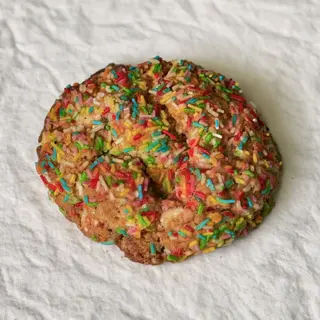 Galleta de chocolate blanco y sprinkles