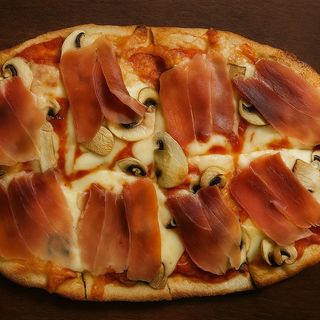 Pinsa funghi e prosciutto