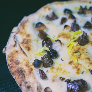 Focaccia alle olive taggiasche e limone