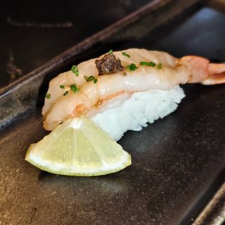 Nigiri de gamba roja con trufa negra (1 pza.)