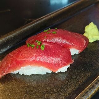 Nigiri de atún (2 pzs.)