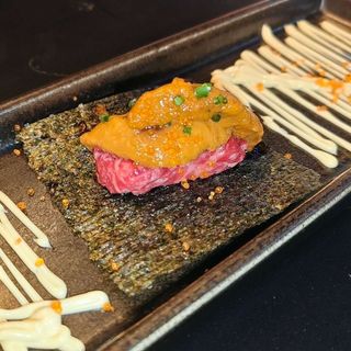 Nigiri de wagyu con erizo de mar (1 pza.)