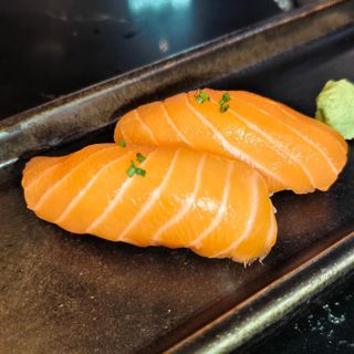 Nigiri de salmón (2 pzs.)