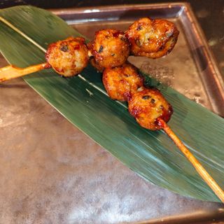 Brocheta de bolitas de pollo (2 pzs.)