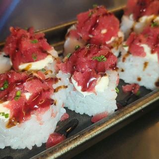 Uramaki rollo de atún (8 pzs.)