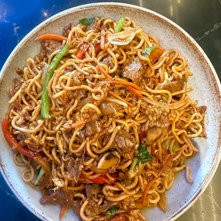 Yakisoba salteado de ternera