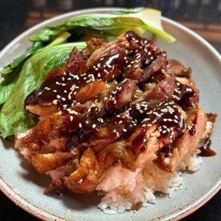 Arroz blanco con pato frito