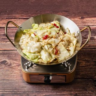 Repollo salteado y servido al wok