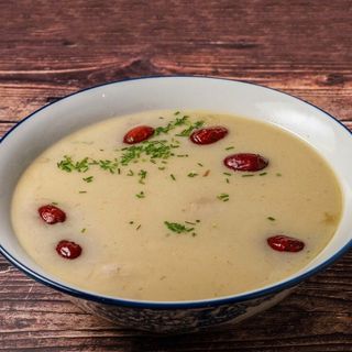 Sopa de gallina con jujube