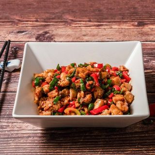 Pollo salteado con guindillas