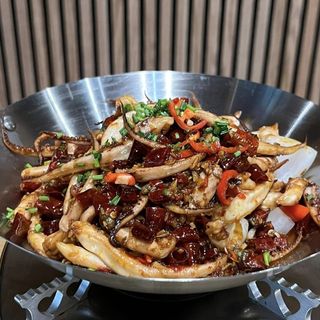 Bigotes de calamar salteados