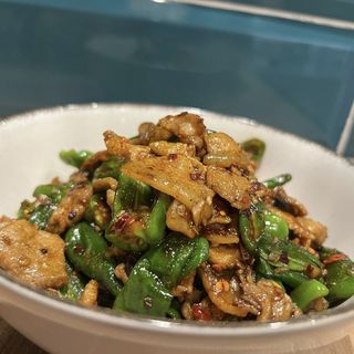 Panceta de cerdo salteada con pimiento de padron