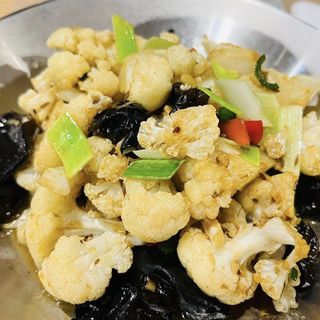 Coliflor salteada y servida en wok