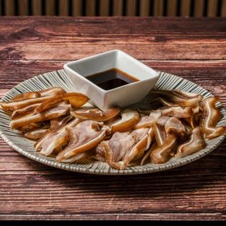 Lonchas de oreja de cerdo con salsa de soja