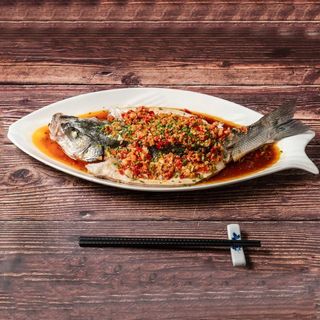 Lubina al vapor son salsa de guindillas