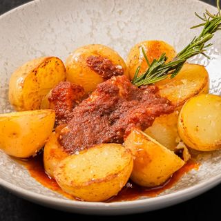 Patatas con nuestra salsa mojo casera 