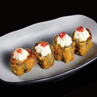 115. Maki frito de salmón (6 pzs.)
