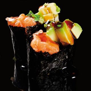 103. Salmón con aguacate (4 pzs.)